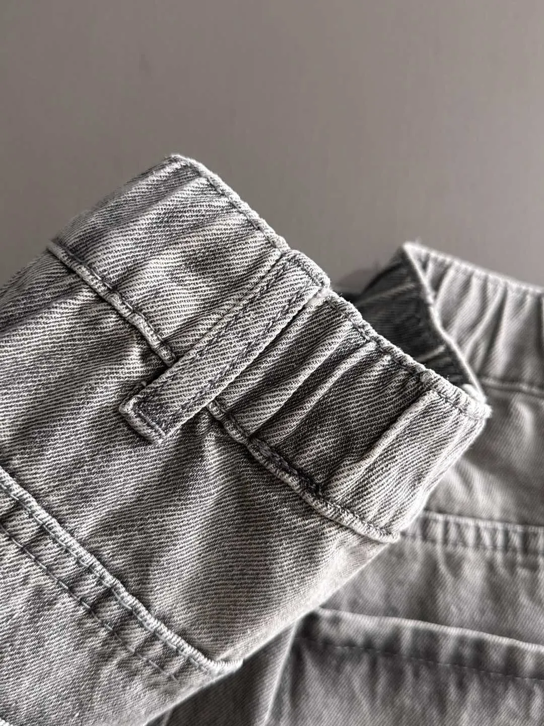 P360 Stone Island 2025 autumn and winter loose wide-leg jeans and straight trousers, the trend in the trend! Many fashion bloggers control the upper body. The water is woven from imported Japanese Denim plain cotton denim fabric. It has three standards, is soft, delicate, comfortable and breathable. The color has a modern and fashionable vicissitudes. The upper body is versatile and fashionable! Light luxury, a must-have item for daily commuting! Size: S-3XL (please state your height and weight when placing an order)